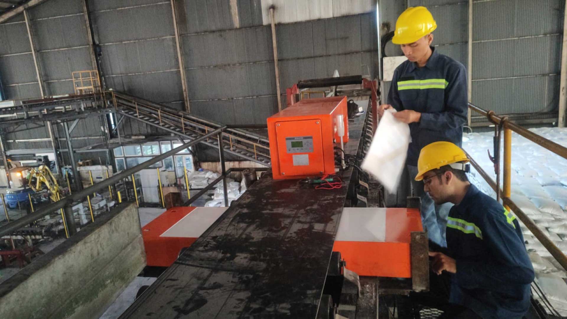 Fungsi Metal Detector pada Industri Metal separator melindungi mesin produksi dari serpihan logam