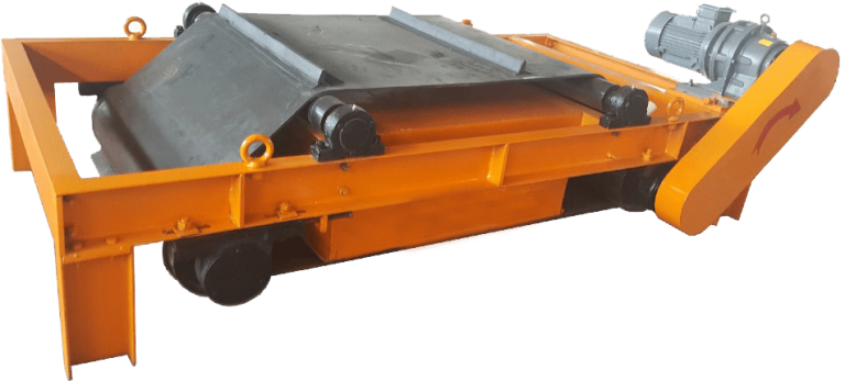 Unit RCYD Series Self-Cleaning Permanent Magnetic Separator terpasang di atas belt conveyor tambang untuk pembersihan otomatis.