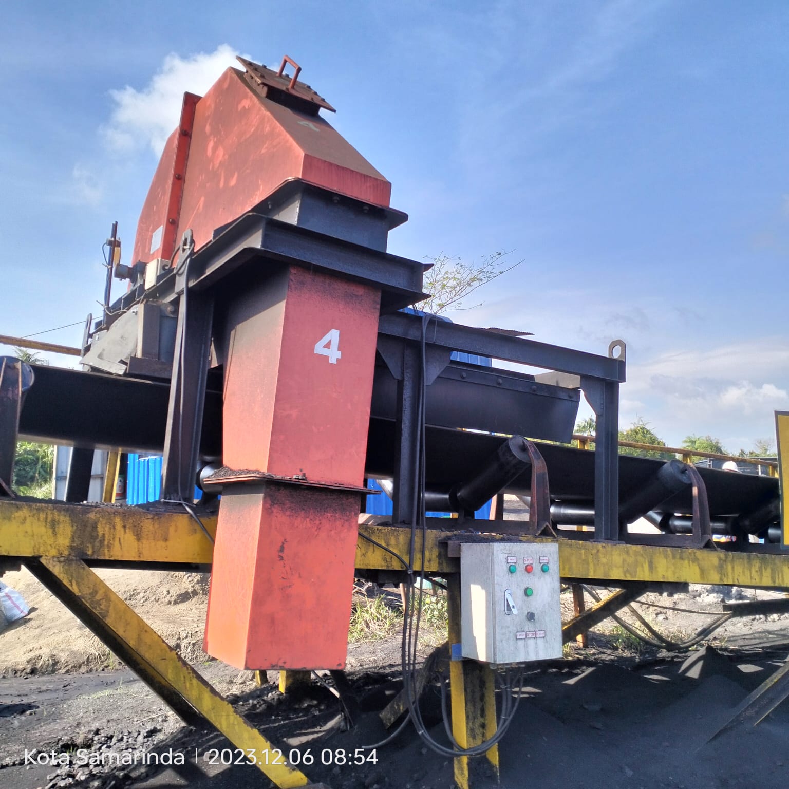 Coal sampling pelabuhan ekspor batubara di conveyor belt
